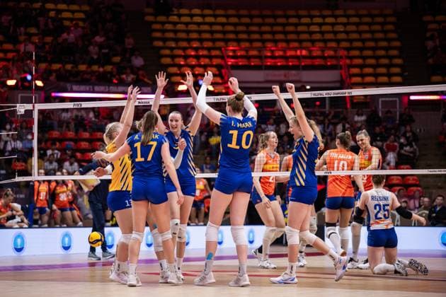 250822 Players of Sweden celebrate during the women s volleyball World Championship, WM, Weltmeisterschaft match between Netherlands and Sweden on August 22, 2025 in Bangkok. Photo: Kaikungwon Duanjumroon BILDBYRAN kod XY XY0070 volleyboll volleyball landslaget netherlands sverige nederländerna national team, Nationalteam sweden dam bbeng vm world championship jubel Copyright: KaikungwonxDuanjumroon BB250822BB122