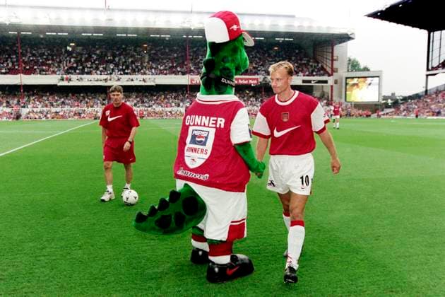 970811 Fotboll, Premiership, Arsenal - Coventry, 2-0: Dennis Bergkamp, Arsenal hälsar pa maskoten. *** 970811 Football, Premiership, Arsenal Coventry, 2 0 Dennis Bergkamp, Arsenal greets the mascot  Copyright: BILDBYRAN BB970811BB011