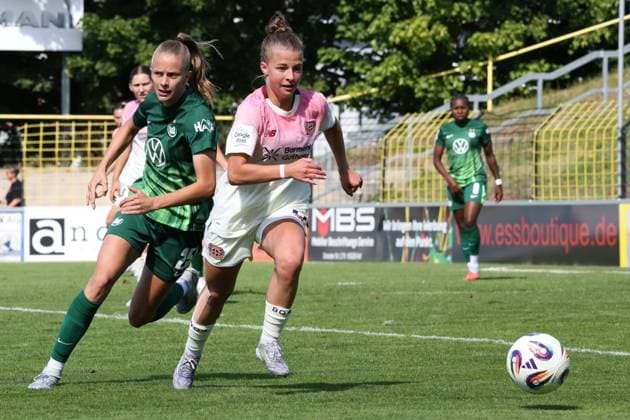 22.08.2025, Fussball, Frauen, Saison 2025 2026, Testspiel, Bayer Leverkusen - VfL Wolfsburg Kristin Kögel (Bayer Leverkusen, 11, am Ball) gegen Vivien Endemann (VfL Wolfsburg, 25) Hof Stadion Grüne Au Bayern Deutschland
