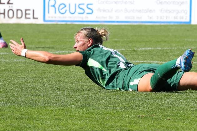 22.08.2025, Fussball, Frauen, Saison 2025 2026, Testspiel, Bayer Leverkusen - VfL Wolfsburg Alexandra Popp (VfL Wolfsburg, 11) beschwert sich Hof Stadion Grüne Au Bayern Deutschland