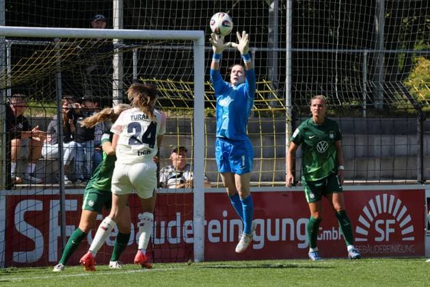 22.08.2025, Fussball, Frauen, Saison 2025 2026, Testspiel, Bayer Leverkusen - VfL Wolfsburg Stina Johannes (VfL Wolfsburg, 1) fängt eine Ecke ab Hof Stadion Grüne Au Bayern Deutschland