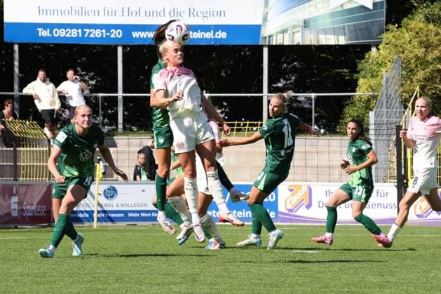 22.08.2025, Fussball, Frauen, Saison 2025 2026, Testspiel, Bayer Leverkusen - VfL Wolfsburg Cornelia Kramer (Bayer Leverkusen, 7, vorn in weiß am Ball) gegen Joelle Wedemeyer (VfL Wolfsburg, 24) Hof Stadion Grüne Au Bayern Deutschland