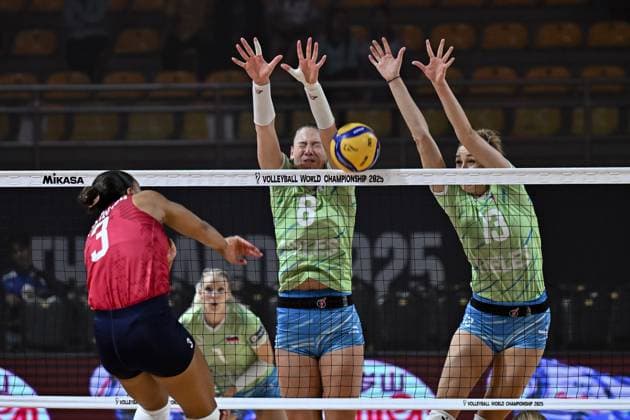 USA v Slovenia - FIVB Women s Volleyball World Championship, WM, Weltmeisterschaft NAKHON RATCHASIMA, THAILAND - AUGUST 22: Eva Zatkovic (8) and Nika Milosic (13) of Slovenia in action during FIVB Women s Volleyball World Championship volleyball match between USA and Slovenia at Korat Chatchai Hall in Nakhon Ratchasima, Thailand on August 22, 2025. Mustafa Hatipoglu Anadolu Nakhon Ratchasima Thailand. Editorial use only. Please get in touch for any other usage.  Copyright: x2025xAnadoluxMustafaxHatipoglux