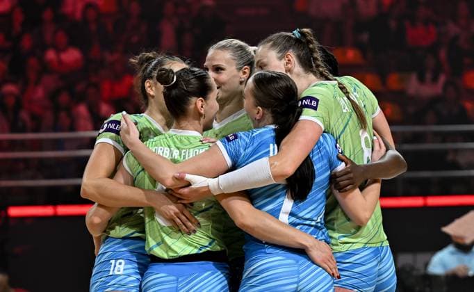 USA v Slovenia - FIVB Women s Volleyball World Championship, WM, Weltmeisterschaft NAKHON RATCHASIMA, THAILAND - AUGUST 22: Players of Slovenia celebrate after a point during FIVB Women s Volleyball World Championship volleyball match between USA and Slovenia at Korat Chatchai Hall in Nakhon Ratchasima, Thailand on August 22, 2025. Mustafa Hatipoglu Anadolu Nakhon Ratchasima Thailand. Editorial use only. Please get in touch for any other usage.  Copyright: x2025xAnadoluxMustafaxHatipoglux