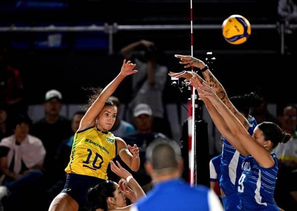 (250822) -- CHIANG MAI, Aug. 22, 2025 -- Gabriela Braga Guimaraes (L) of Brazil competes during the Preliminary Phase Pool C match between Brazil and Greece at the Volleyball Women s World Championship, WM, Weltmeisterschaft in Chiang Mai, Thailand, Aug. 22, 2025. ) (SP)THAILAND-CHIANG MAI-VOLLEYBALL-WOMEN S WORLD CHAMPIONSHIP-BRA VS GRE HouxZhaokang 