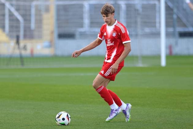 Magnus Dalpiaz (FCB II) Einzelbild, Freisteller, am Ball, Portraet, Portrait, Fussball Regionaliga Bayern FC Bayern Muenchen II - TSV Buchbach Gruenwalderstadion 01.08.2025 FOTO: Mladen Lackovic