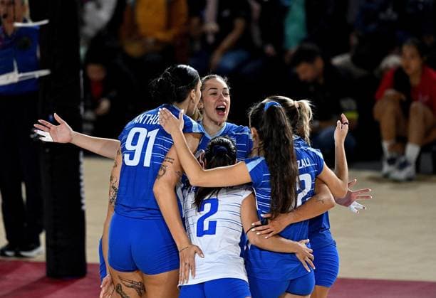(250822) -- CHIANG MAI, Aug. 22, 2025 -- Players of Greece celebrate scoring during the Preliminary Phase Pool C match between Brazil and Greece at the Volleyball Women s World Championship, WM, Weltmeisterschaft in Chiang Mai, Thailand, Aug. 22, 2025. ) (SP)THAILAND-CHIANG MAI-VOLLEYBALL-WOMEN S WORLD CHAMPIONSHIP-BRA VS GRE HouxZhaokang 