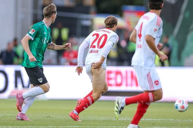 Sport Bilder des Tages 22.08.2025, Fußball, Preußen Münster - 1. FC Nürnberg, 2. Fußball Bundesliga, Preußenstadion, Saison 2025 2026: Caspar Jander (1FC Nuernberg 20) verrutscht beim Zweikampf gegen Joshua Mees (Preussen Muenster 08) die Hosen und zieht dabei halb Blank Popo Popoblitzer DFB regulations prohibit any use of photographs as image sequences and or quasi-video. Nordrhein-Westfalen Deutschland
