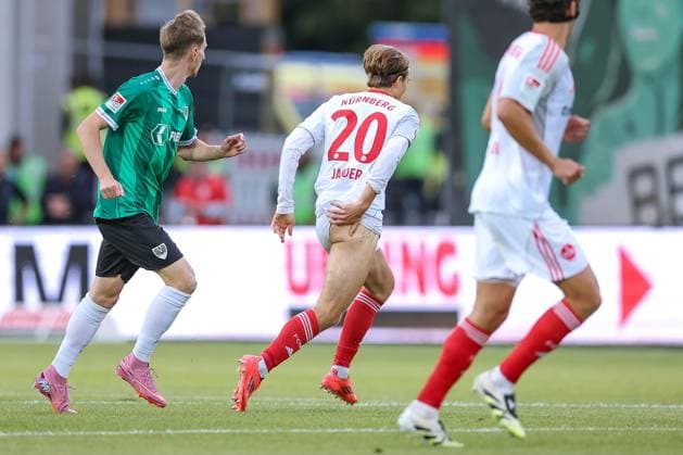 22.08.2025, Fußball, Preußen Münster - 1. FC Nürnberg, 2. Fußball Bundesliga, Preußenstadion, Saison 2025 2026: Caspar Jander (1FC Nuernberg 20) verrutscht beim Zweikampf gegen Joshua Mees (Preussen Muenster 08) die Hosen und zieht dabei halb Blank Popo Popoblitzer DFB regulations prohibit any use of photographs as image sequences and or quasi-video. Nordrhein-Westfalen Deutschland