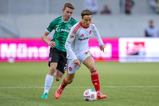22.08.2025, Fußball, Preußen Münster - 1. FC Nürnberg, 2. Fußball Bundesliga, Preußenstadion, Saison 2025 2026: Caspar Jander (1FC Nuernberg 20) im Zweikampf gegen Jano ter Horst (Preussen Muenster 27) DFB regulations prohibit any use of photographs as image sequences and or quasi-video. Nordrhein-Westfalen Deutschland