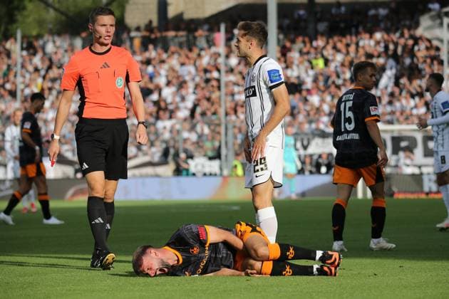 Sport Bilder des Tages 22.08.2025, xmohx, Fussball 2.Bundesliga, SV Elversberg - 1.FC Kaiserslautern v.l. Schiedsrichter Referee Dr. Florian Exner Tom Zimmerschied (SV Elversberg) Simon Asta (1. FC Kaiserslautern) verletzt, Verletzung, Schmerz, Schmerzen (DFL DFB REGULATIONS PROHIBIT ANY USE OF PHOTOGRAPHS as IMAGE SEQUENCES and or QUASI-VIDEO) Elversberg