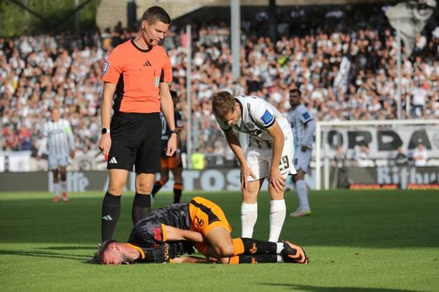 22.08.2025, xmohx, Fussball 2.Bundesliga, SV Elversberg - 1.FC Kaiserslautern v.l. Schiedsrichter Referee Dr. Florian Exner Tom Zimmerschied (SV Elversberg) Simon Asta (1. FC Kaiserslautern) verletzt, Verletzung, Schmerz, Schmerzen (DFL DFB REGULATIONS PROHIBIT ANY USE OF PHOTOGRAPHS as IMAGE SEQUENCES and or QUASI-VIDEO) Elversberg