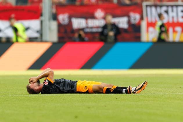 Simon Asta (1.FC Kaiserslautern) verletzt, Verletzung, Emotionen, SV Elversberg vs 1.FC Kaiserslautern, Fussball, 2. Bundesliga, 3. Spieltag, Saison 2025 2026, 22.08.2025 DFB regulations prohibit any use of photographs as image sequences and or quasi-video. SV Elversberg vs 1.FC Kaiserslautern, Fussball, 2. Bundesliga, 3. Spieltag, Saison 2025 2026, 22.08.2025