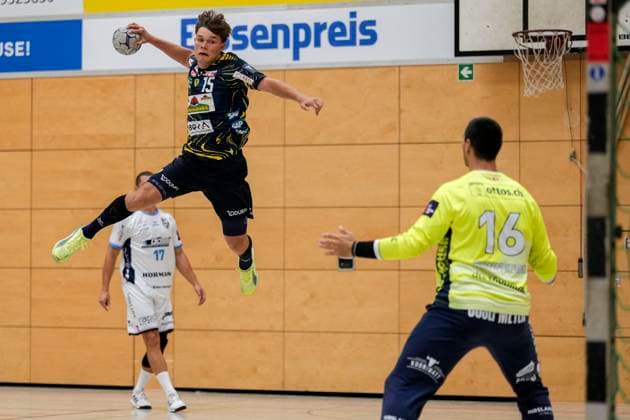 v.li.: David More (RNL, 15), Kevin Bonnefoi (Torhüter, HC Kriens, 16), beim Sprungwurf, Wurf, Torwurf, Action, Aktion, Spielszene, 22.08.2025, Östringen (Deutschland), Handball, Testspiel, Rhein-Neckar Löwen - HC Kriens-Luzern