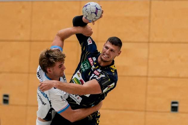 v.li.: Valentin Wolfisberg (HC Kriens, 9), Sebastian Heymann (RNL, 13), Zweikampf, Spielszene, Duell, duel, tackle, tackling, Dynamik, Action, Aktion, 22.08.2025, Östringen (Deutschland), Handball, Testspiel, Rhein-Neckar Löwen - HC Kriens-Luzern