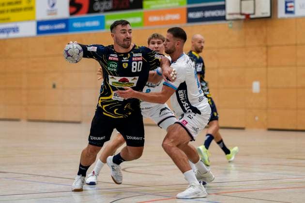 v.li.: Jannik Kohlbacher (RNL, 80), Radojica Cepic (HC Kriens, 11), Zweikampf, Spielszene, Duell, duel, tackle, tackling, Dynamik, Action, Aktion, 22.08.2025, Östringen (Deutschland), Handball, Testspiel, Rhein-Neckar Löwen - HC Kriens-Luzern