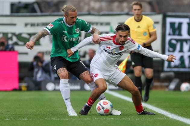 2. Bundesliga - SC Preußen Münster - 1. FC Nürnberg am 22.08.2025 im LVM Preußenstadion in Münster Berkay Yilmaz (Nuernberg 21) gegen Marvin Schulz (Muenster 10)