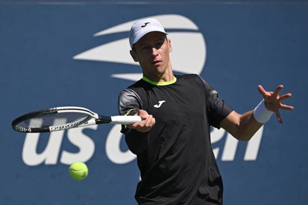 Sport Bilder des Tages Belgian Kimmer Coppejans pictured in action during a tennis game against Peruvian Buse in the third round of the qualifications for the men s singles of the 2025 US Open Grand Slam tennis tournament in New York City, USA, Friday 22 August 2025. TONYxBEHAR  x131912022x