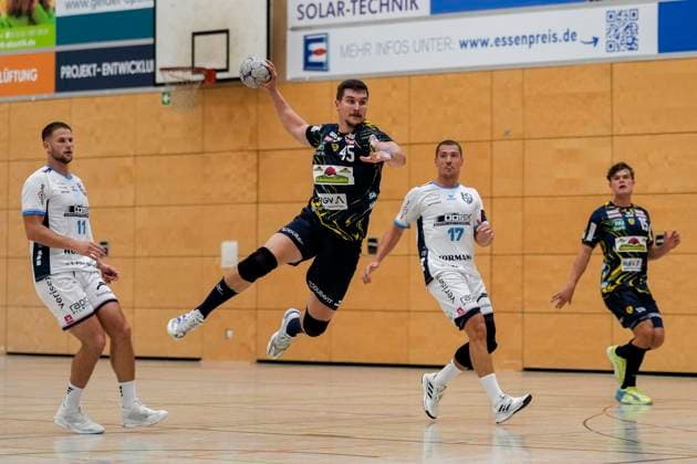 v.li.: Radojica Cepic (HC Kriens, 11), Halil Jaganjac (RNL, 45) am Ball, Jerome Müller (HC Kriens, 17), David More (RNL, 15), beim Sprungwurf, Wurf, Torwurf, Action, Aktion, Spielszene, 22.08.2025, Östringen (Deutschland), Handball, Testspiel, Rhein-Neckar Löwen - HC Kriens-Luzern