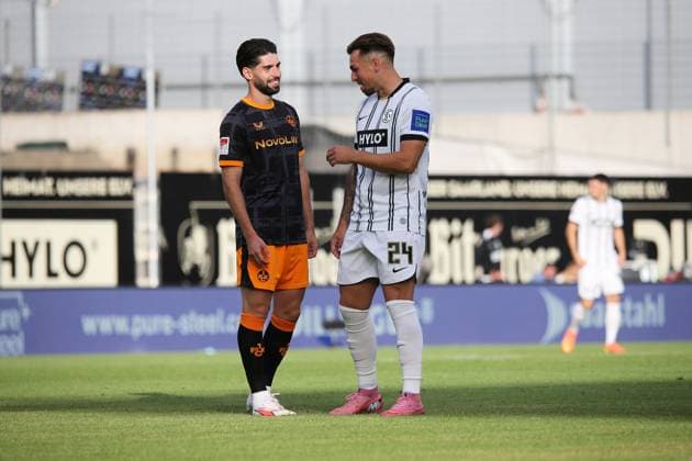 22.08.2025, xmohx, Fussball 2.Bundesliga, SV Elversberg - 1.FC Kaiserslautern v.l. Semih Sahin (1. FC Kaiserslautern) Luca Schnellbacher (SV Elversberg) (DFL DFB REGULATIONS PROHIBIT ANY USE OF PHOTOGRAPHS as IMAGE SEQUENCES and or QUASI-VIDEO) Elversberg
