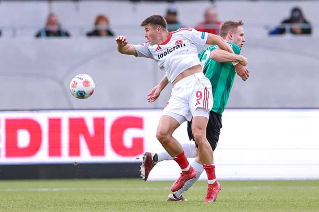 22.08.2025, Fußball, Preußen Münster - 1. FC Nürnberg, 2. Fußball Bundesliga, Preußenstadion, Saison 2025 2026: Semir Telalovic (1FC Nuernberg 09) im Zweikampf gegen Paul Jaeckel (Preussen Muenster 03) DFB regulations prohibit any use of photographs as image sequences and or quasi-video. Nordrhein-Westfalen Deutschland