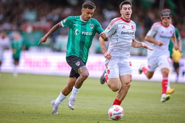 22.08.2025, Fußball, Preußen Münster - 1. FC Nürnberg, 2. Fußball Bundesliga, Preußenstadion, Saison 2025 2026: Oliver Batista Meier (Preussen Muenster 17) im Zweikampf gegen Luka Lochoshvili (1FC Nuernberg 24) DFB regulations prohibit any use of photographs as image sequences and or quasi-video. Nordrhein-Westfalen Deutschland