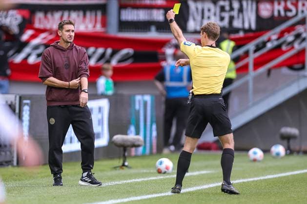 22.08.2025, Fußball, Preußen Münster - 1. FC Nürnberg, 2. Fußball Bundesliga, Preußenstadion, Saison 2025 2026: Gelbe Karte für Cheftrainer Miroslav Klose (1FC Nuernberg hc) neben Schiedsrichter Jarno Wienefeld DFB regulations prohibit any use of photographs as image sequences and or quasi-video. Nordrhein-Westfalen Deutschland