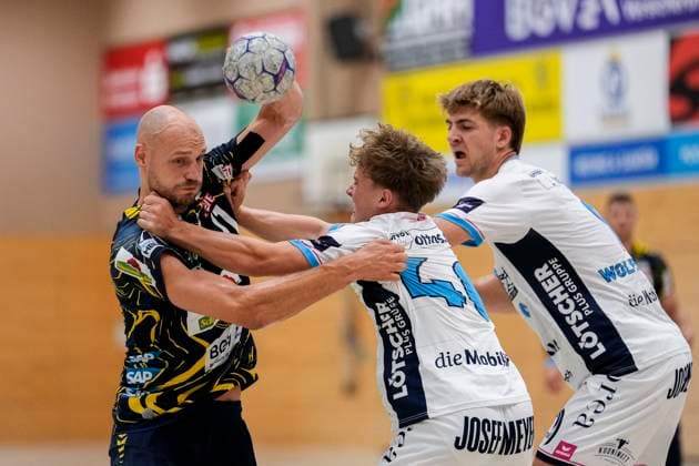Sport Bilder des Tages v.li.: Lukas Sandell (RNL, 11), Ben Zimmermann (HC Kriens, 40), Valentin Wolfisberg (HC Kriens, 9), Zweikampf, Spielszene, Duell, duel, tackle, tackling, Dynamik, Action, Aktion, 22.08.2025, Östringen (Deutschland), Handball, Testspiel, Rhein-Neckar Löwen - HC Kriens-Luzern