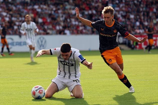 22.08.2025, xrekx, Fussball 2.Bundesliga, SV Elversberg - 1.FC Kaiserslautern v.l. Felix Keidel (SV 07 Elversberg) Naatan Skyttä Skyttae (1.FC Kaiserslautern) Foulspiel (DFL DFB REGULATIONS PROHIBIT ANY USE OF PHOTOGRAPHS as IMAGE SEQUENCES and or QUASI-VIDEO) Elversberg