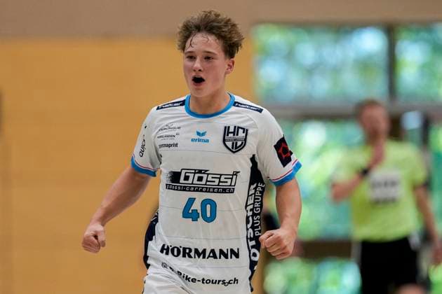 Torschütze Ben Zimmermann (HC Kriens, 40), jubelt über ein Tor, Jubel, jubeln, Torjubel, Torerfolg, celebrate the goal, goal, celebration, jubelt ueber das Tor, Freuen, Freude, freut sich, optimistisch, positiv, Spielszene, Highlight, Einzelbild, Einzelfoto, Aktion, Action, 22.08.2025, Östringen (Deutschland), Handball, Testspiel, Rhein-Neckar Löwen - HC Kriens-Luzern