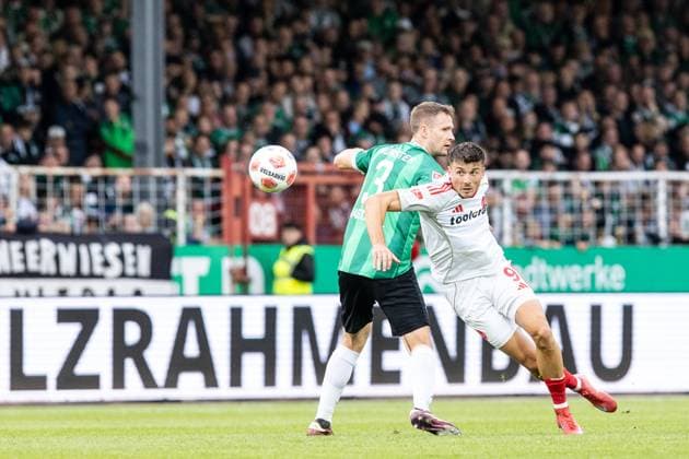 2. Fußball Bundesliga: SC Preußen Münster - 1.FC Nürnberg; 22.08.2025 Semir Telalovic (1.FC Nürnberg, 9), Paul Jaekel (SC Preußen Münster, 3) 2. Fußball Bundesliga: SC Preußen Münster - 1.FC Nürnberg; LVM Preußenstadion, Münster; 22.08.2025 DFL regulations prohibit any use of photographs as image sequences and or quasi video.