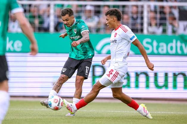 22.08.2025, Fußball, Preußen Münster - 1. FC Nürnberg, 2. Fußball Bundesliga, Preußenstadion, Saison 2025 2026: Oliver Batista Meier (Preussen Muenster 17) beim Schuss auf das Tor gegen Henri Koudossou (1FC Nuernberg 08) DFB regulations prohibit any use of photographs as image sequences and or quasi-video. Nordrhein-Westfalen Deutschland