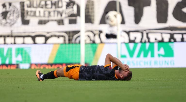 22.08.2025, Fussball, Herren, 2. Bundesliga, Saison 2025 2026, SV 07 Elversberg - 1. FC Kaiserslautern, Simon Asta (1. FC Kaiserslautern) verletzt, Verletzung Elversberg Ursapharm-Arena an der Kaiserlinde Saarland Deutschland (DE)