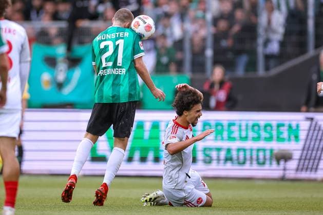 22.08.2025, Fußball, Preußen Münster - 1. FC Nürnberg, 2. Fußball Bundesliga, Preußenstadion, Saison 2025 2026: Rico Preißinger (Preussen Muenster 21) im Zweikampf gegen Ayoub Chaikhoun (1FC Nuernberg 17) DFB regulations prohibit any use of photographs as image sequences and or quasi-video. Nordrhein-Westfalen Deutschland