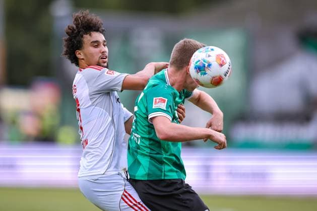 22.08.2025, Fußball, Preußen Münster - 1. FC Nürnberg, 2. Fußball Bundesliga, Preußenstadion, Saison 2025 2026: Ayoub Chaikhoun (1FC Nuernberg 17) im Zweikampf gegen Rico Preißinger (Preussen Muenster 21) DFB regulations prohibit any use of photographs as image sequences and or quasi-video. Nordrhein-Westfalen Deutschland