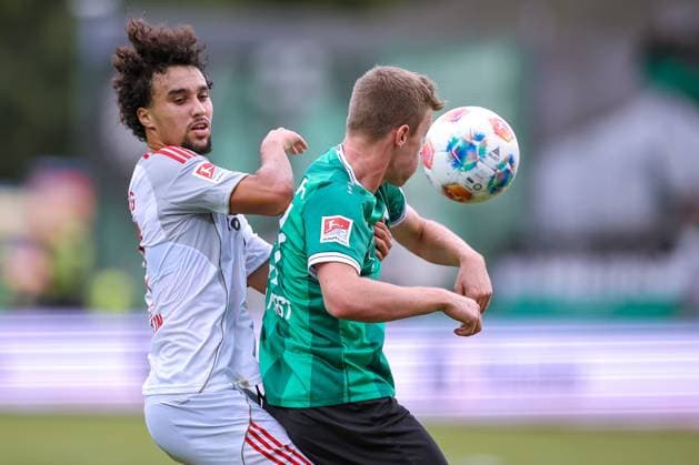 22.08.2025, Fußball, Preußen Münster - 1. FC Nürnberg, 2. Fußball Bundesliga, Preußenstadion, Saison 2025 2026: Ayoub Chaikhoun (1FC Nuernberg 17) im Zweikampf gegen Rico Preißinger (Preussen Muenster 21) DFB regulations prohibit any use of photographs as image sequences and or quasi-video. Nordrhein-Westfalen Deutschland