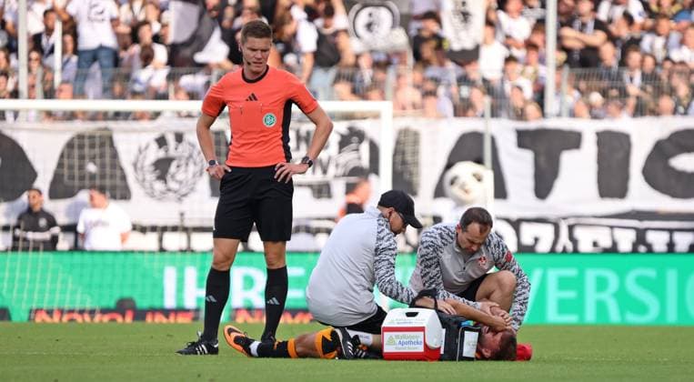 22.08.2025, Fussball, Herren, 2. Bundesliga, Saison 2025 2026, SV 07 Elversberg - 1. FC Kaiserslautern, Simon Asta (1. FC Kaiserslautern) verletzt, Verletzung Elversberg Ursapharm-Arena an der Kaiserlinde Saarland Deutschland (DE)