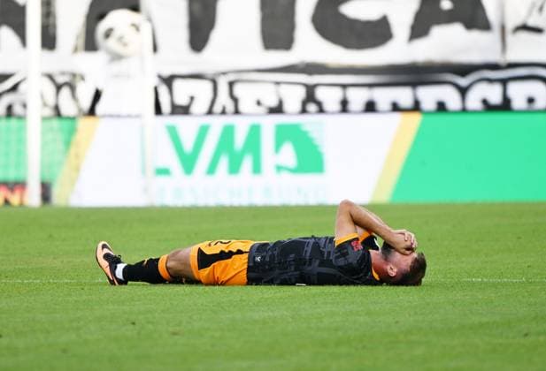 Fussball - 2.Bundesliga - Saison 2025 26 22.08.2025 Ursapharm-Arena SV Elversberg (elv) -1. FC Kaiserslautern (fck) Simon ASTA (1. FC Kaiserslautern) musste verletzt vom Platz Fussball - 2. Bundesliga - SV Elversberg