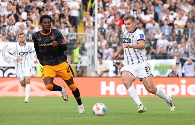 22.08.2025, Fussball, Herren, 2. Bundesliga, Saison 2025 2026, SV 07 Elversberg - 1. FC Kaiserslautern, Faride Alidou (1. FC Kaiserslautern) Lasse Günther (SV 07 Elversberg) Elversberg Ursapharm-Arena an der Kaiserlinde Saarland Deutschland (DE)