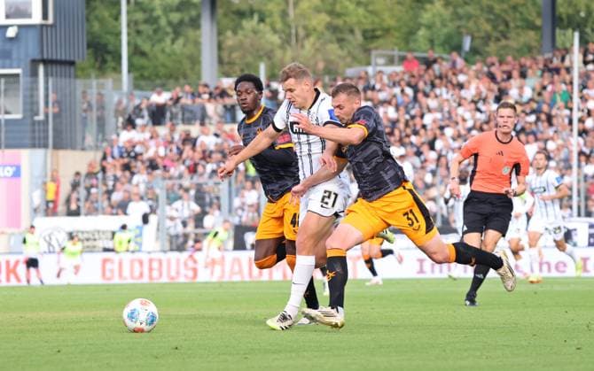 22.08.2025, Fussball, Herren, 2. Bundesliga, Saison 2025 2026, SV 07 Elversberg - 1. FC Kaiserslautern, Faride Alidou (1. FC Kaiserslautern) Lasse Günther (SV 07 Elversberg) Luca Sirch (1. FC Kaiserslautern) Elversberg Ursapharm-Arena an der Kaiserlinde Saarland Deutschland (DE)