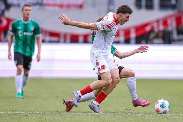 22.08.2025, Fußball, Preußen Münster - 1. FC Nürnberg, 2. Fußball Bundesliga, Preußenstadion, Saison 2025 2026: Luka Lochoshvili (1FC Nuernberg 24) im Zweikampf gegen Joshua Mees (Preussen Muenster 08) DFB regulations prohibit any use of photographs as image sequences and or quasi-video. Nordrhein-Westfalen Deutschland