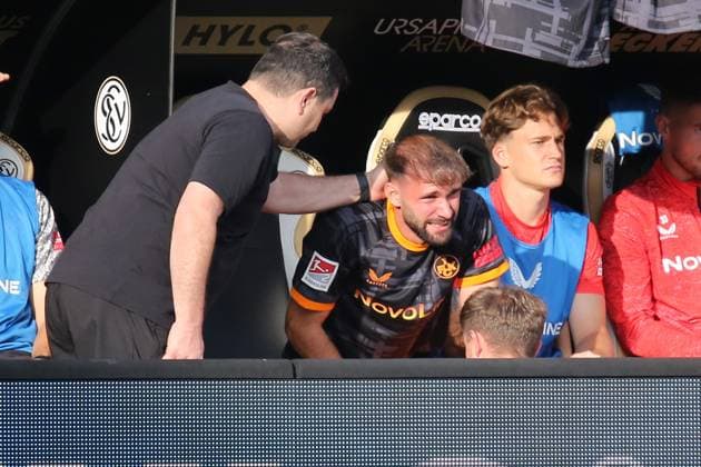 22.08.2025, xmohx, Fussball 2.Bundesliga, SV Elversberg - 1.FC Kaiserslautern v.l. Simon Asta (1. FC Kaiserslautern) verletzt, Verletzung, Schmerz, Schmerzen (DFL DFB REGULATIONS PROHIBIT ANY USE OF PHOTOGRAPHS as IMAGE SEQUENCES and or QUASI-VIDEO) Elversberg