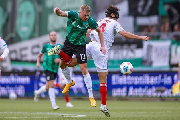 22.08.2025, Fußball, Preußen Münster - 1. FC Nürnberg, 2. Fußball Bundesliga, Preußenstadion, Saison 2025 2026: Lars Lokotsch (Preussen Muenster 13) im Zweikampf gegen Fabio Gruber (1FC Nuernberg 04) DFB regulations prohibit any use of photographs as image sequences and or quasi-video. Nordrhein-Westfalen Deutschland