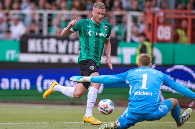 22.08.2025, Fußball, Preußen Münster - 1. FC Nürnberg, 2. Fußball Bundesliga, Preußenstadion, Saison 2025 2026: Lars Lokotsch (Preussen Muenster 13) spielt um Torwart Jan Reichert (1FC Nuernberg 01) herum und verschießt aufs leere Tor DFB regulations prohibit any use of photographs as image sequences and or quasi-video. Nordrhein-Westfalen Deutschland