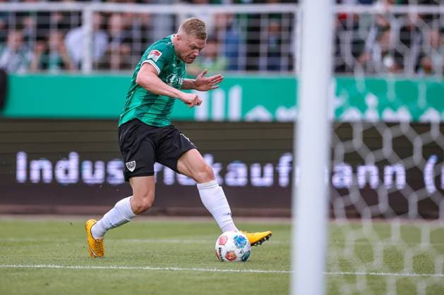 22.08.2025, Fußball, Preußen Münster - 1. FC Nürnberg, 2. Fußball Bundesliga, Preußenstadion, Saison 2025 2026: Lars Lokotsch (Preussen Muenster 13) spielt um Torwart Jan Reichert (1FC Nuernberg 01) herum und verschießt aufs leere Tor DFB regulations prohibit any use of photographs as image sequences and or quasi-video. Nordrhein-Westfalen Deutschland