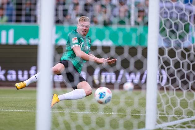 22.08.2025, Fußball, Preußen Münster - 1. FC Nürnberg, 2. Fußball Bundesliga, Preußenstadion, Saison 2025 2026: Lars Lokotsch (Preussen Muenster 13) spielt um Torwart Jan Reichert (1FC Nuernberg 01) herum und verschießt aufs leere Tor DFB regulations prohibit any use of photographs as image sequences and or quasi-video. Nordrhein-Westfalen Deutschland