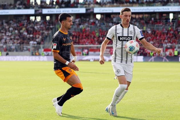 22.08.2025, xrekx, Fussball 2.Bundesliga, SV Elversberg - 1.FC Kaiserslautern v.l. Mahir Emreli (1.FC Kaiserslautern) Lukas Petkov (SV 07 Elversberg) (DFL DFB REGULATIONS PROHIBIT ANY USE OF PHOTOGRAPHS as IMAGE SEQUENCES and or QUASI-VIDEO) Elversberg