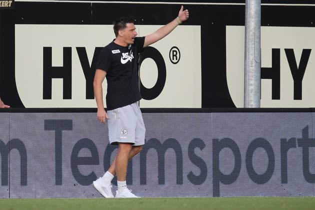 22.08.2025, xmohx, Fussball 2.Bundesliga, SV Elversberg - 1.FC Kaiserslautern v.l. Trainer Vincent Wagner (SV Elversberg) gibt Anweisungen, gestikuliert, mit den Armen gestikulieren gives instructions, gesticulate (DFL DFB REGULATIONS PROHIBIT ANY USE OF PHOTOGRAPHS as IMAGE SEQUENCES and or QUASI-VIDEO) Elversberg