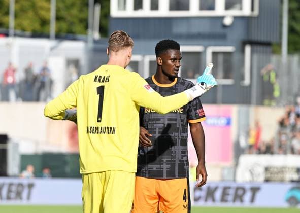 Fussball - 2.Bundesliga - Saison 2025 26 22.08.2025 Ursapharm-Arena SV Elversberg (elv) -1. FC Kaiserslautern (fck) Torwart Julian KRAHL (1. FC Kaiserslautern), li - Maxwell GYAMFI (1. FC Kaiserslautern) Fussball - 2. Bundesliga - SV Elversberg
