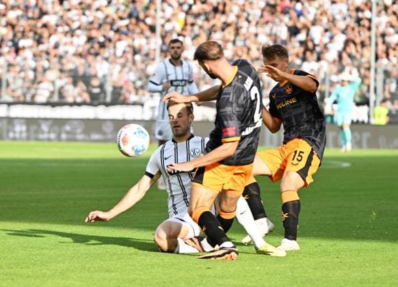 Fussball - 2.Bundesliga - Saison 2025 26 22.08.2025 Ursapharm-Arena SV Elversberg (elv) -1. FC Kaiserslautern (fck) Tom ZIMMERSCHIED (SV Elversberg), li - Simon ASTA (1. FC Kaiserslautern) - Naatan SKYTTAE (1. FC Kaiserslautern) Fussball - 2. Bundesliga - SV Elversberg